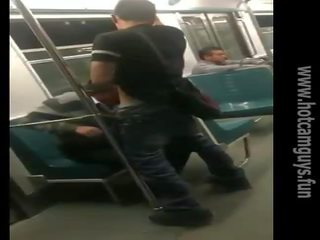Julkinen homo suihinotto päällä the juna