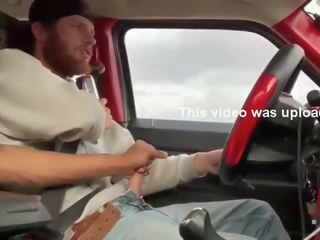 Dwa grand mężczyźni masturbacja w the samochód