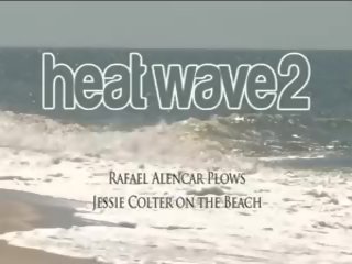 Rafael alencar plows jessie colter sur la plage