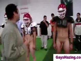 Hetro youths hecho a jugar desnuda football por homos