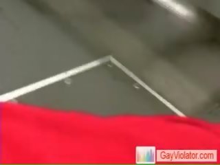 Homem recebe fodida em metro por gayviolator